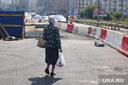 Некрасовский мост. Курган, пенсионерка, ремонтные работы, пешеходы, ремонт моста, бабушка, некрасовский мост, мост некрасова