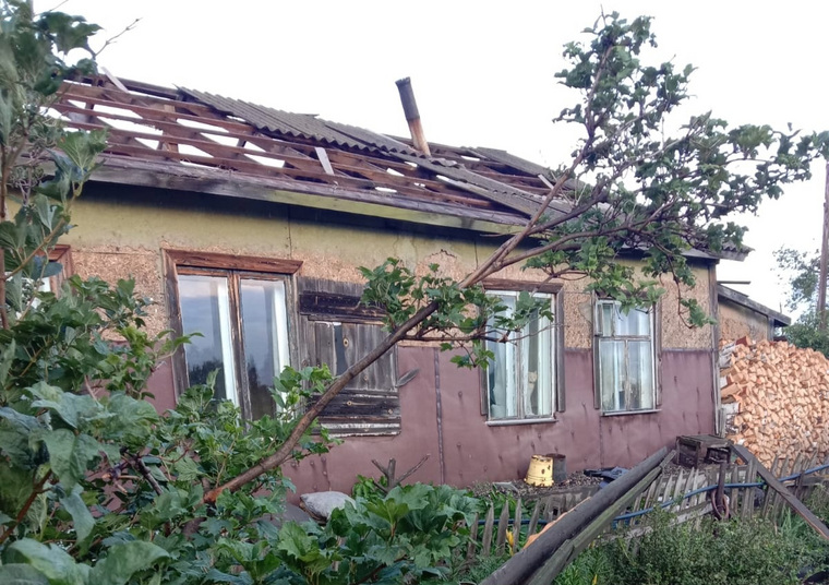 Дом пенсионерки из села Половинное остался без крыши и частично без окон после смерча, который прошел 18 июля