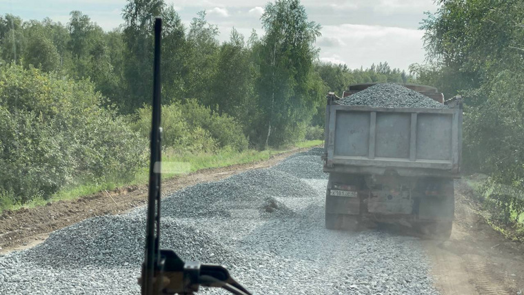 По словам местных жителей, дорогу отремонтировали с нарушениями