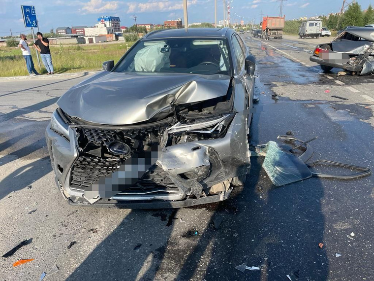 Автомобиль Lexus, пострадавший в ДТП