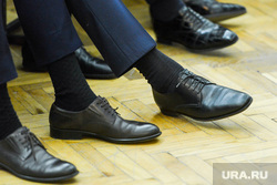 Отчет Натальи Котовой на заседании Городской думы. Челябинск, депутат, чиновник, ботинки, ноги, туфли, бизнесмен