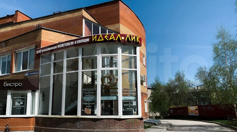 Салон красоты расположен в месте с активным пешеходным трафиком