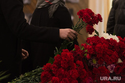 Церемония прощания  с бывшим вице-мэром города Евгением Липовичем. Екатеринбург, данилов игорь, возложение цветов, цветы