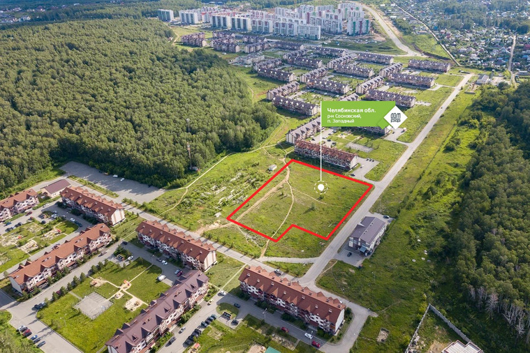 Участок расположен в 1390 метрах (по направлению на северо-запад от поселка Западный