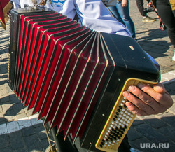 Первомайская демонстрация на Красной площади. Москва, гармонист, гармонь, 1 мая, праздник труда, первомай
