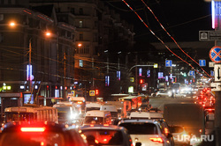 Городская иллюминация к Новому году. Челябинск, ночь, иллюминация, автотранспорт, час пик, улицы города