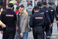 Колонна военной техники. Екатеринбург, прохожий, полиция, город