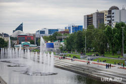 День города в Екатеринбурге. Екатеринбург, исторический сквер, набережная городского пруда, фонтан