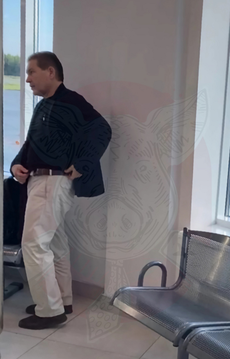Андрея Безрукова и его супругу заметили в аэропорту Ханты-Мансийска 20 июля