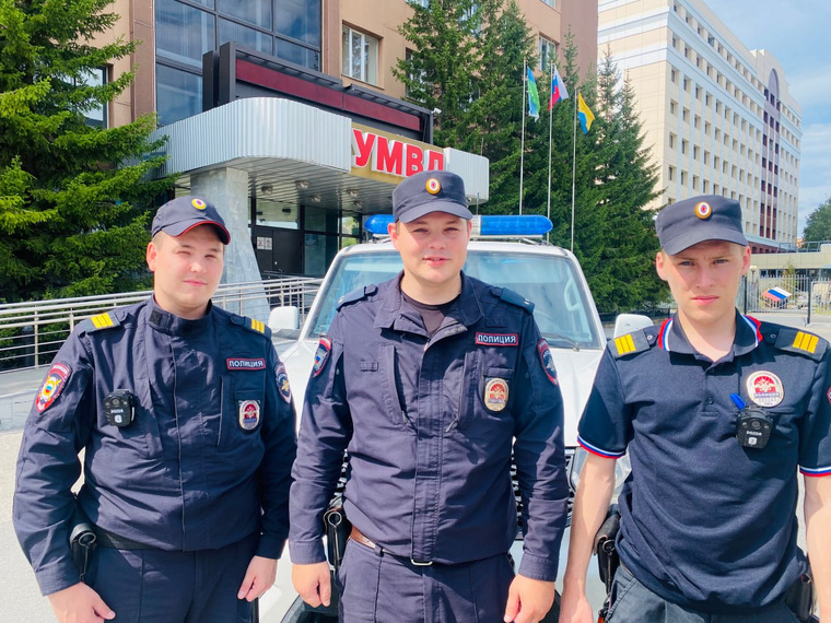 Сотрудники УМВД по г. Сургуту, которые спасли женщину, сидевшую на краю крыши