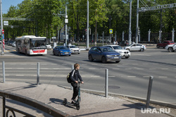 Виды города. Пермь, ребенок на самокате, школьник на самокате, каникулы в городе