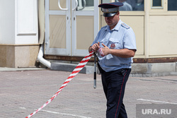 Приезд генерального прокурора РФ Игоря Краснова в прокуратуру Свердловской области. Екатеринбург, лента ограждения, оцепление, сотрудник дпс