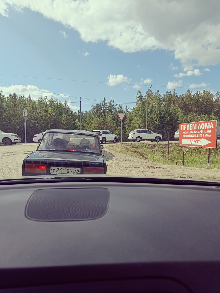 В пробке жителям Каслей пришлось стоят почти час
