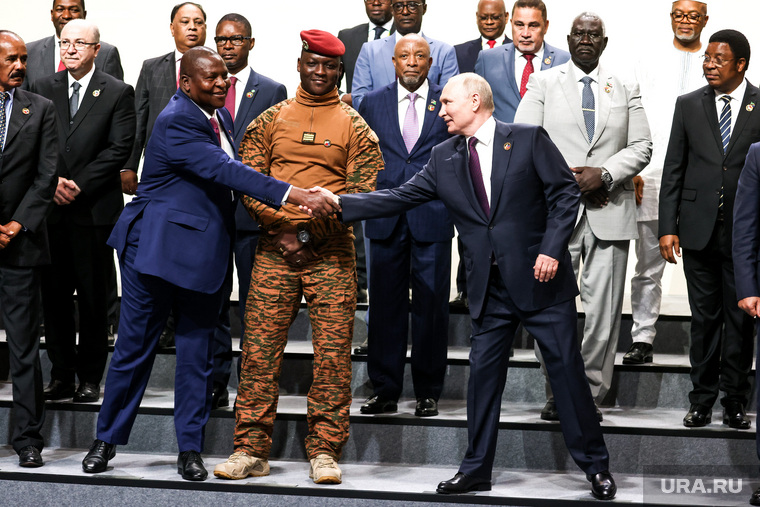 Президент России Владимир Путин на совместном фотографировании лидеров саммита "Россия-Африка". Санкт-Петербург