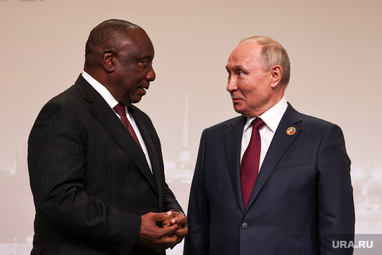 Президент России Владимир Путин на приветственном рукопожатии с лидерами саммита "Россия-Африка". Санкт-Петербург