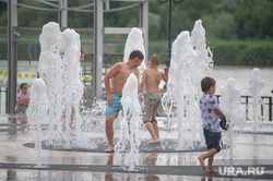 Ростов на Дону. Пермь, дети купаются в фонтане, жара в городе