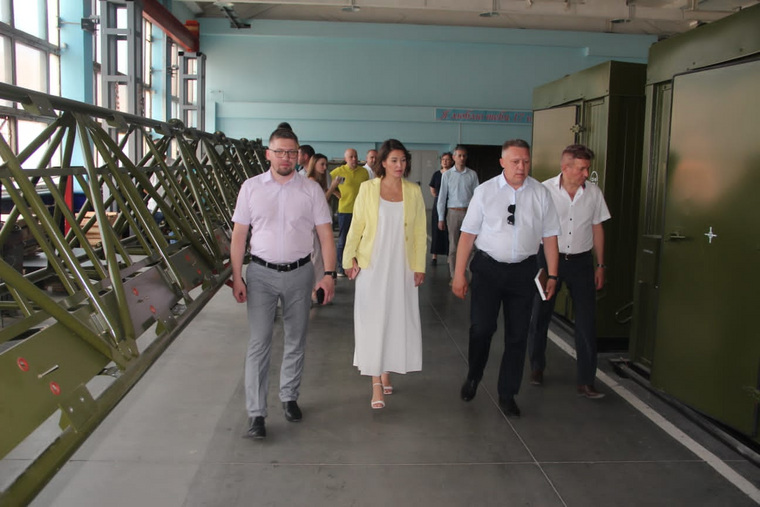 Маргарита Павлова (вторая слева) и Денис Чернятьев (второй справа) приехали с визитом на завод «Полет»