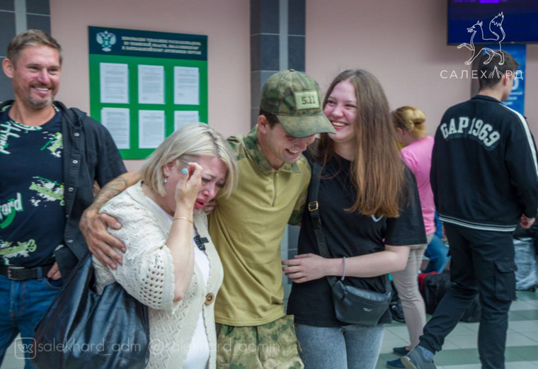В аэропорту Салехарда встретили военнослужащего Юрия Гергеля
