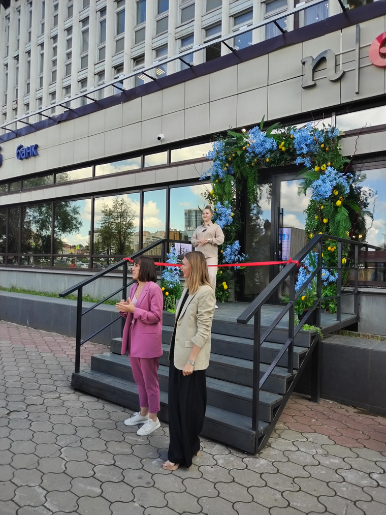 Руководители ресторана торжественно перерезали ленточку и пригласили первых посетителей