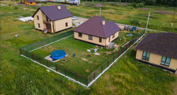 Одной из самых распространенных ошибок при строительстве загородных домов становится попытка экономии на фундаменте