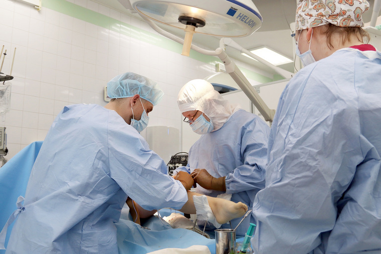 Курганские врачи центра имени Илизарова сделали сложные операции подросткам из Луганской Народной республики