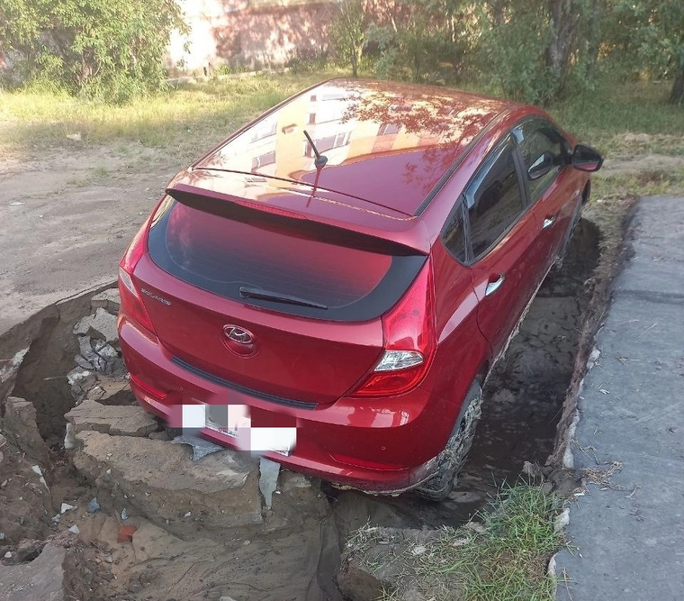В Новом Уренгое автомобиль провалился в дыру в асфальте