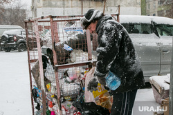 Разное. Курган, пластиковые бутылки, зима, тбо, бомж на помойке, помойка, контейнер для тбо