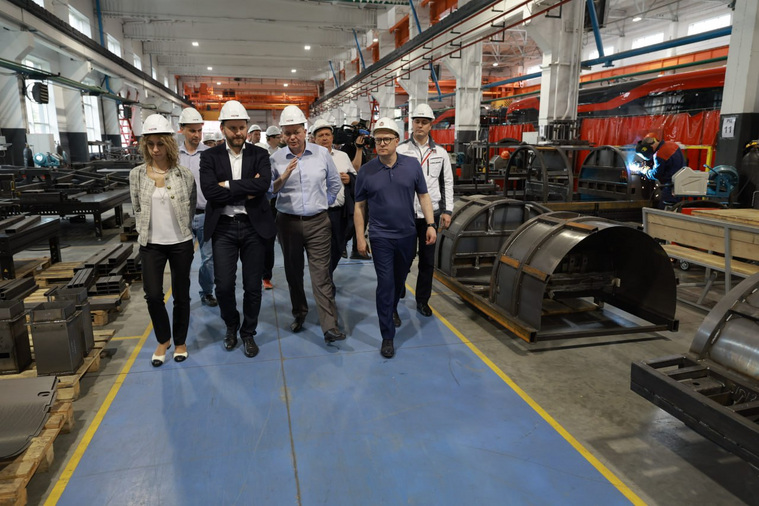 Делегация с Максимом Орешкины и Алексеем Текслером посетила завод в рамках визита московского гостя в Челябинск
