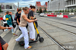 Повседневная жизнь. Пермь, улица куйбышева, пешеходный переход, трамвайные рельсы, электросамокат, пермяки