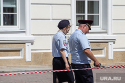 Приезд генерального прокурора РФ Игоря Краснова в прокуратуру Свердловской области. Екатеринбург, полицейские, лента ограждения, оцепление