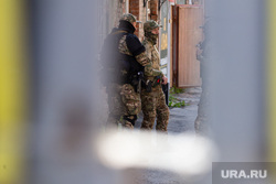 Вооруженные люди у центра ЧВК «Вагнер». Екатеринбург, силовики, силовые структуры, вооруженные люди