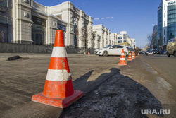 Парковки прилегающие к ТЦ и БЦ. Екатеринбург, парковка, дорожный конус