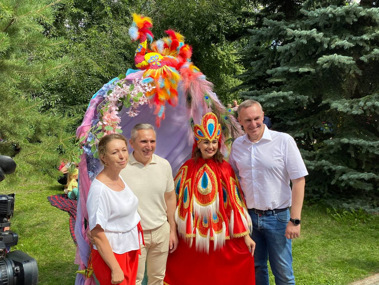 На центральной площади в Тюмени жители фотографируются с губернатором Моором