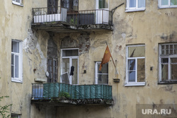 Выборг. Пермь, старый дом, флаг ссср, аварийное жилье, ветхий балкон