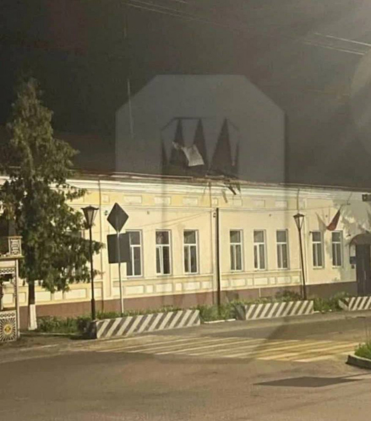 Беспилотник повредил крышу отдела полиции в Брянской области