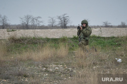 Безоружные украинские военные встретились с Российскими. Переговоры.Севастополь. Крым. Аэропорт Бельбек, гранатомет, целится, армия