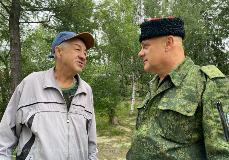 Казак проводит беседу с нарушителем общественного порядка