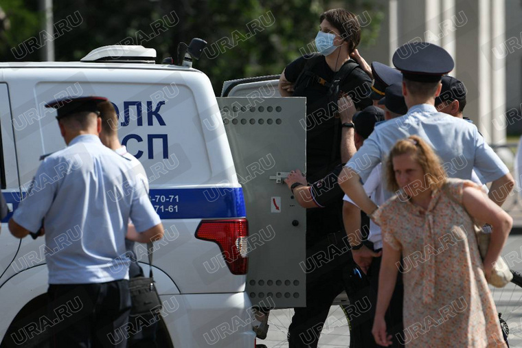 Задержанная отказывалась садиться в машину и привлекала внимание