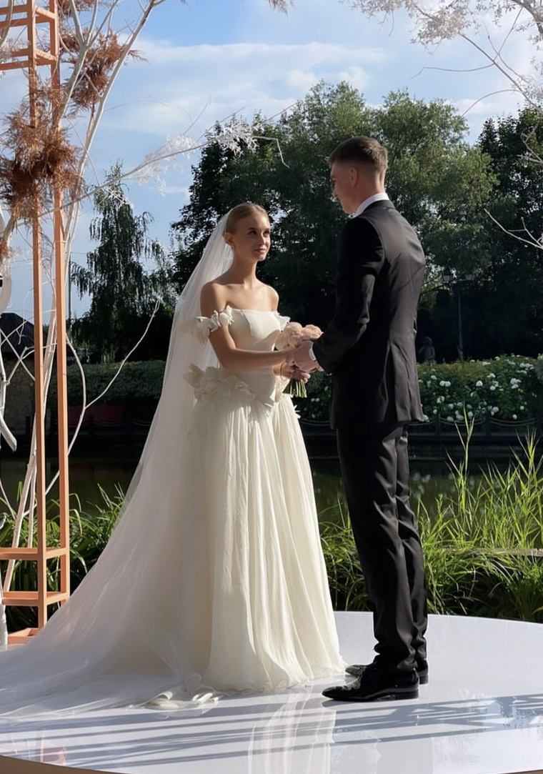 Максим Храмцов вместе со своей невестой Полиной Гриб на выездной церемонии бракосочетания
