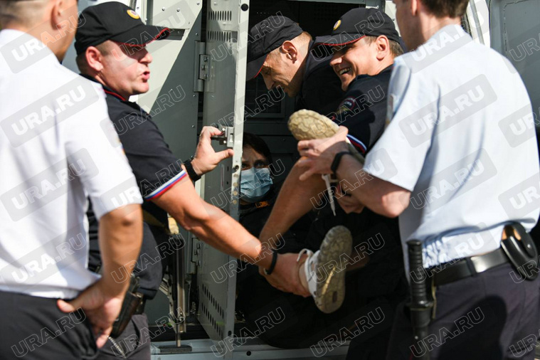 Женщина отказывалась садиться в автозак и упиралась ногами