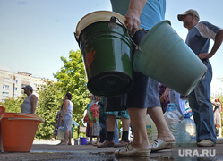 Краматорск, отключение централизованной подачи воды. Выдача воды. Украина, коммунальная авария, лужа, бутыли, ведра, очередь за водой, отключение