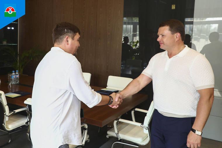 Дмитрий Жаромских вручил участникам спецоперации «Отпускные сертификаты»