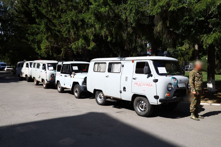 В зону СВО из Курганской области отправили четыре автомобиля УАЗ со снаряжением