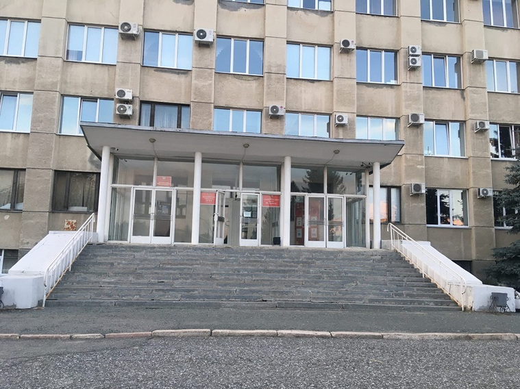 Крыльцо в здании мэрии Шадринска не оборудовано пандусами для маломобильных горожан