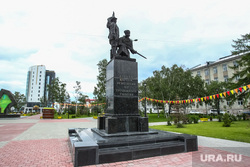 Мост влюбленных и памятник борцам революции. Тюмень, памятник борцам революции
