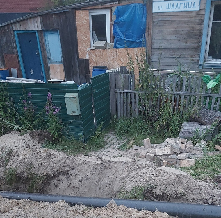 Жителям Салехарда неудобно выходить из дома из-за замены труб