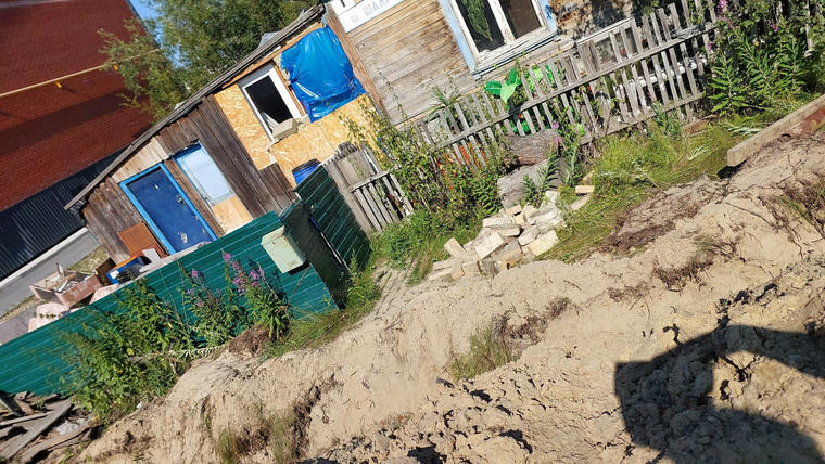 Траншея проходит вдоль улицы Шалгина