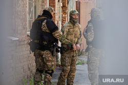 Вооруженные люди у центра ЧВК «Вагнер». Екатеринбург, силовики, силовые структуры, вооруженные люди