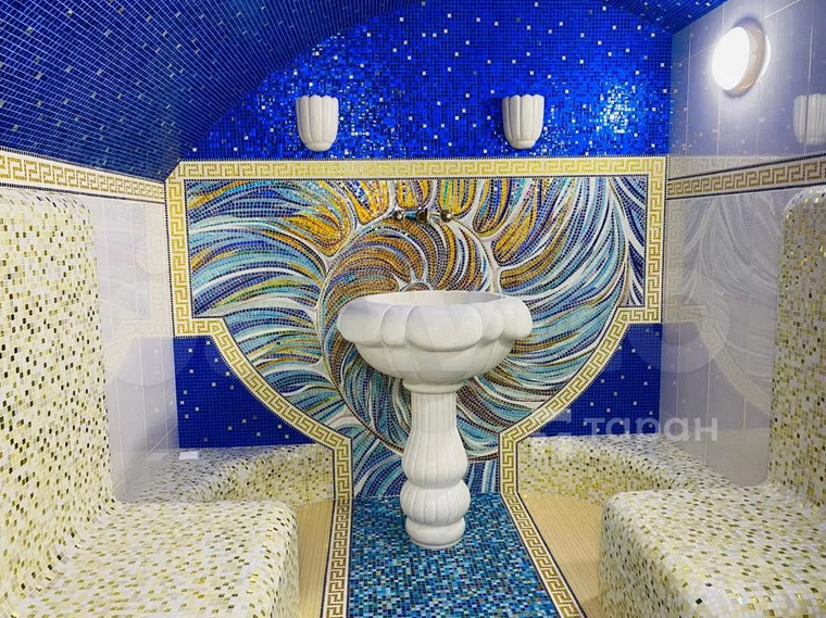 Хамам в бане оснащен парогенератором и раковиной из мрамора