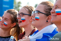 Фан-зона в ЦПКиО Маяковского. Матч Россия - Испания. Екатеринбург, девушки, триколор, флаг россии, рисунок на лице, болельщики сборной россии